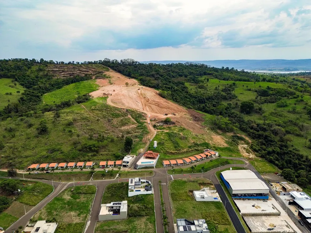Vista aérea dos chalés da fase 1 e do relevo onde fica a fase 2