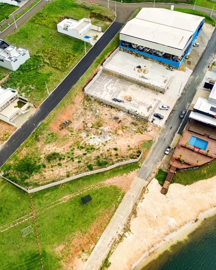 Vista aérea da marina do condomínio na beira do rio