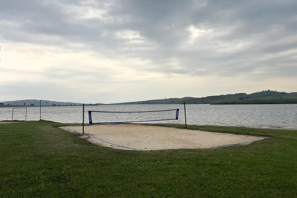 Quadra de areia de frente para o rio